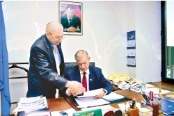 Председатель секции «Аграрно-продовольственная политика и сохранение природного наследия российских регионов» Совета по сохранению природного наследия нации в Совете Федерации Г.А. Горбунов во время обсуждения программы проведения природоохранных мероприятий с В.В. Зотовым, сопредседателем и руководителем Исполнительной дирекции Совета по сохранению природного наследия нации. Фото: Анастасия Нефёдова